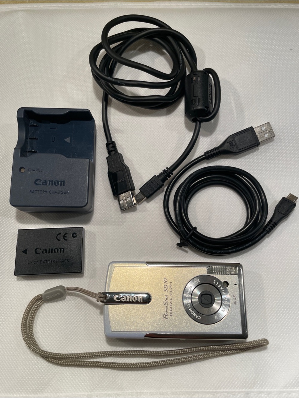Canon PowerShot SD100 Silver Digital Camera with Charger & Cables - Picture 2 of 10